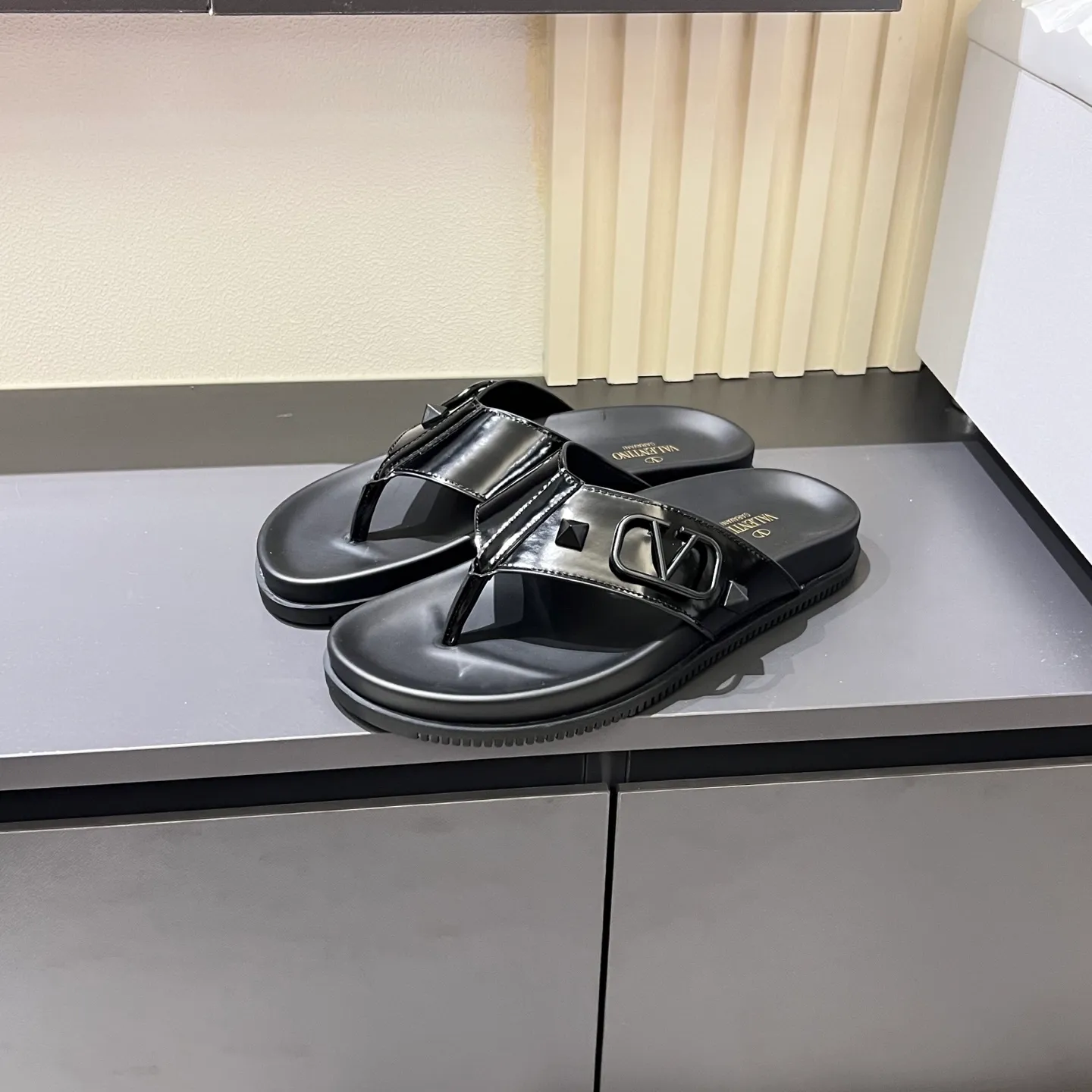 p300《VALENTINO》Warren Men🧍‍♂️Spring and Summer New Style. Cowhide logo flat slippers, elegant sandals, the same style worn by celebrities, original molding, imported calfskin. Rubber outsole. Soft and durable, full set of counter packaging, 38-44!